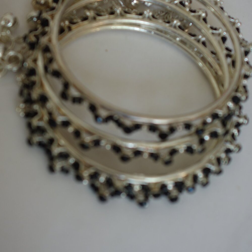 Beautiful 4 Bracelet Diameter 2.5" White Metal & Black Color Beads Vintage - Picture 6 of 16